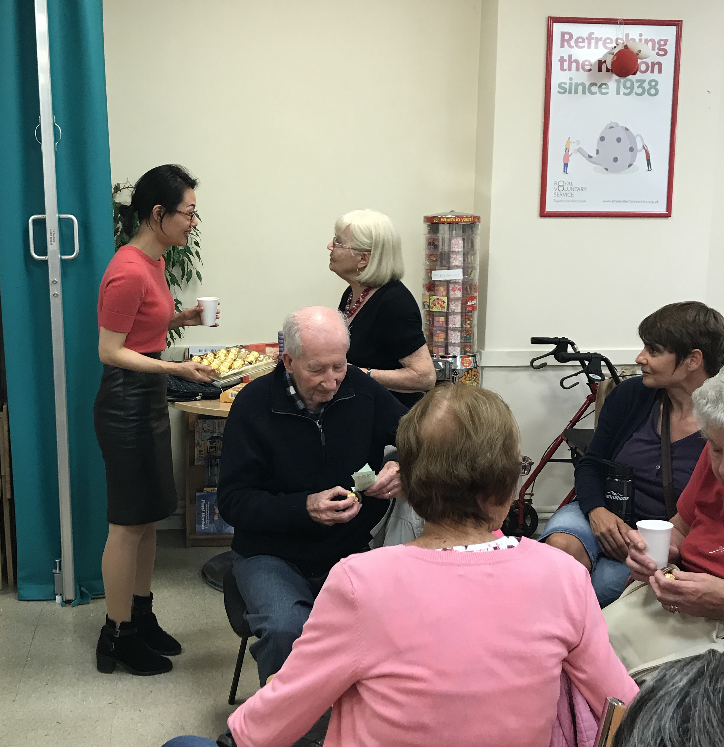 Unit scientist Huiling Tan chats to Parkinson’s group members over refreshments.