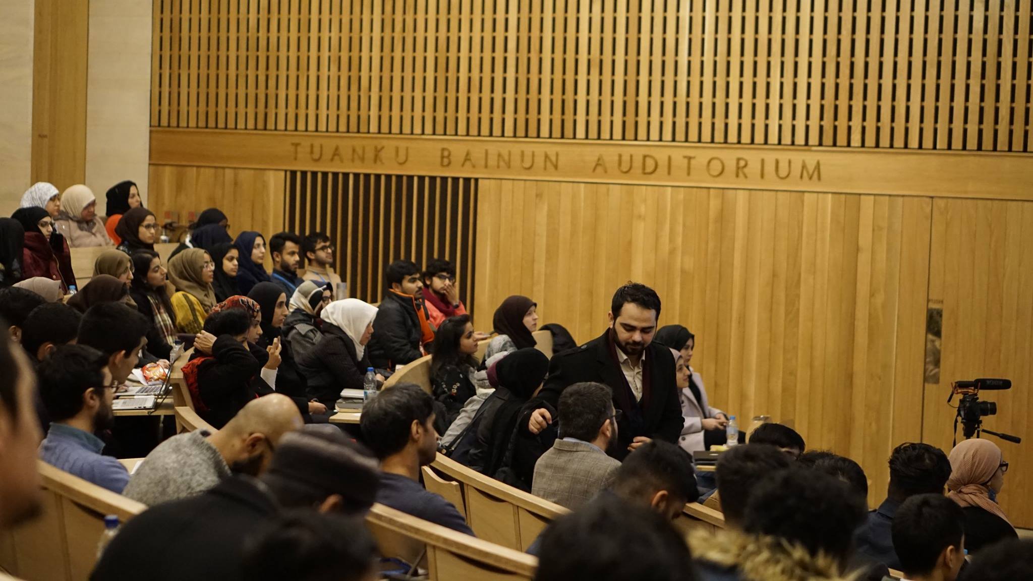 Picture of attendees at 2019 Oxford Muslim Student Research Conferenceof 