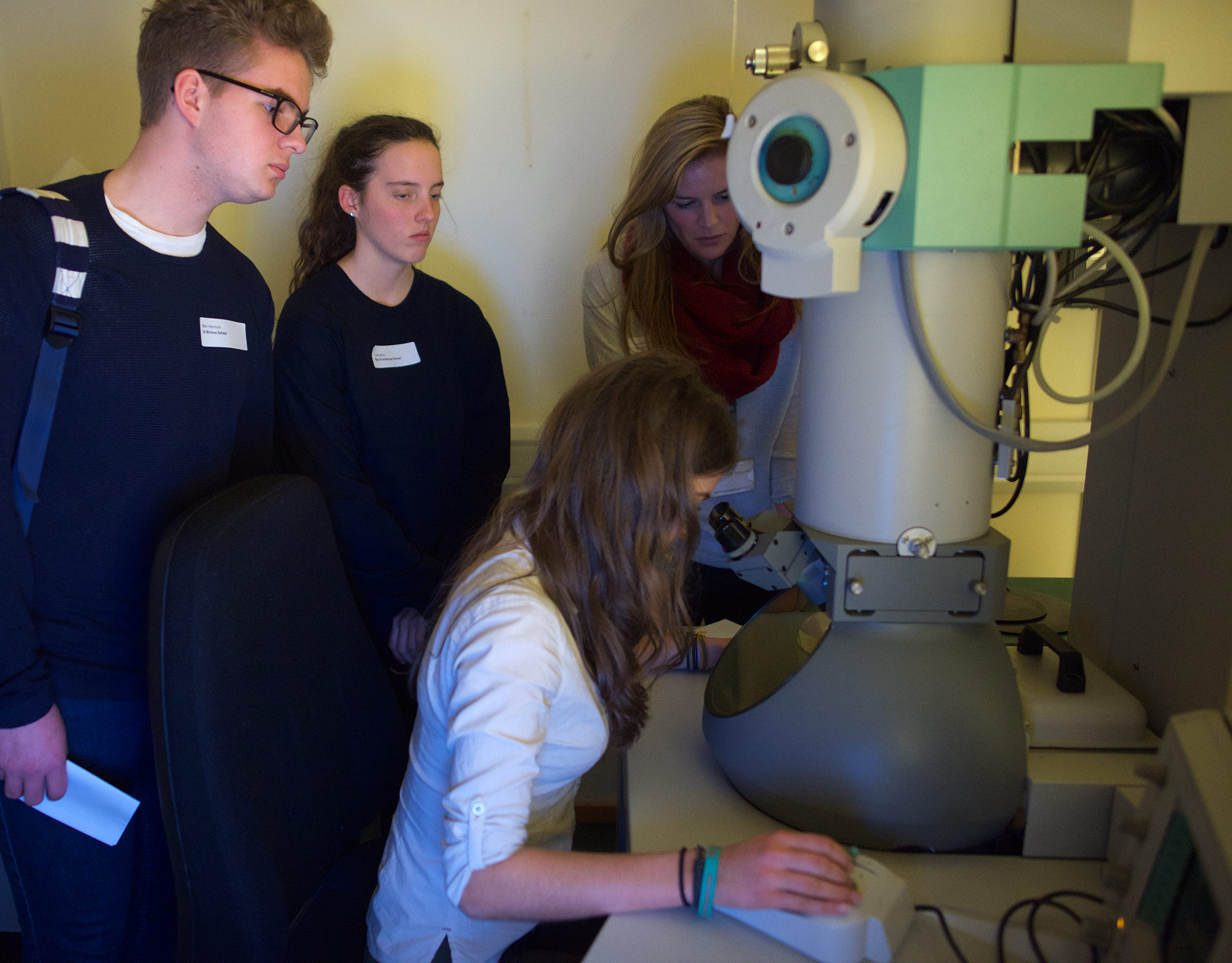 Visiting pupils use the Unit’s electron microscope to view the synapses made by nerve cells.