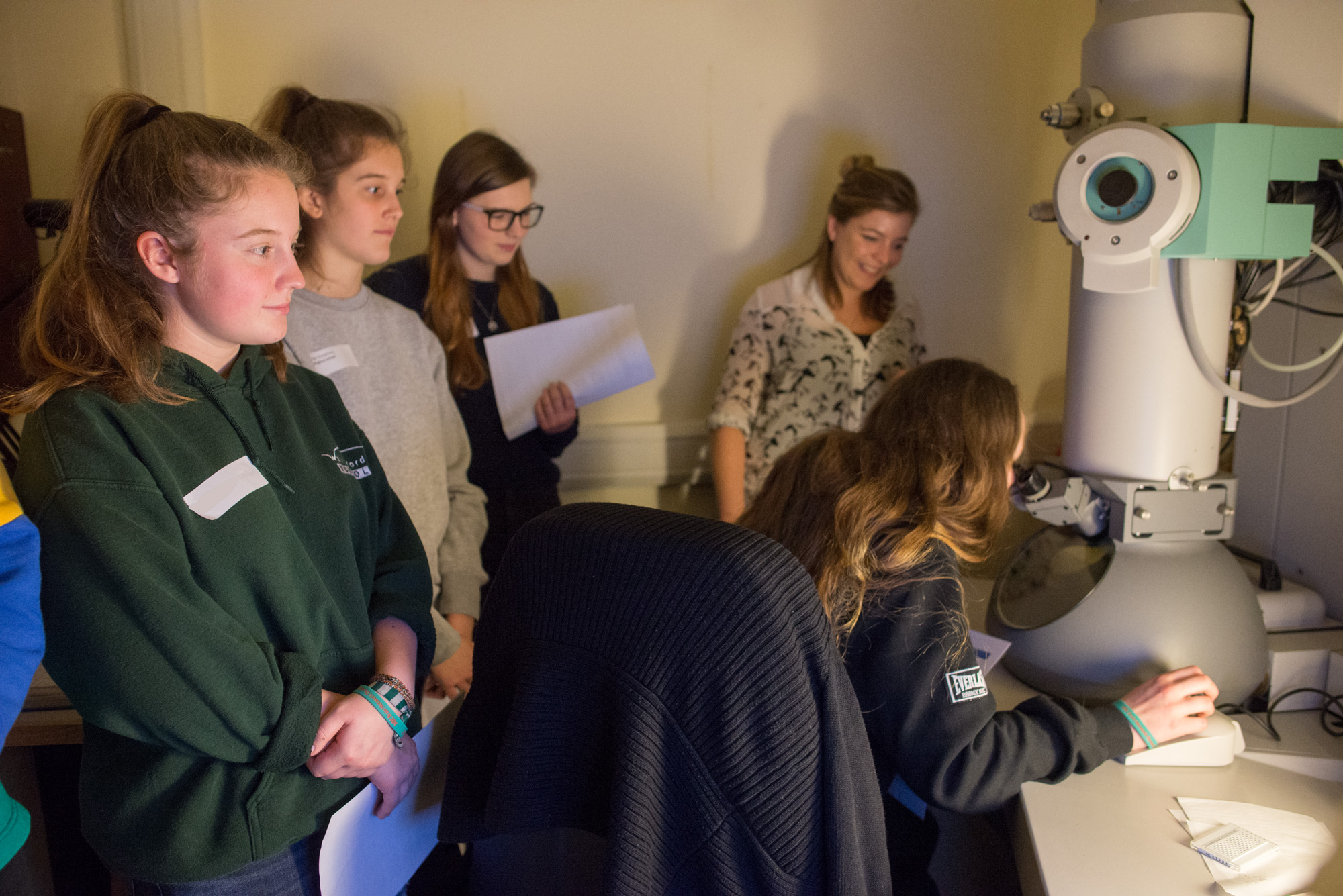 Visiting pupils were encouraged to view the complexity of the brain for themselves.  Here, Unit scientist Dr Natalie Doig guides pupils in observing synapses on the Unit’s electron microscope.
