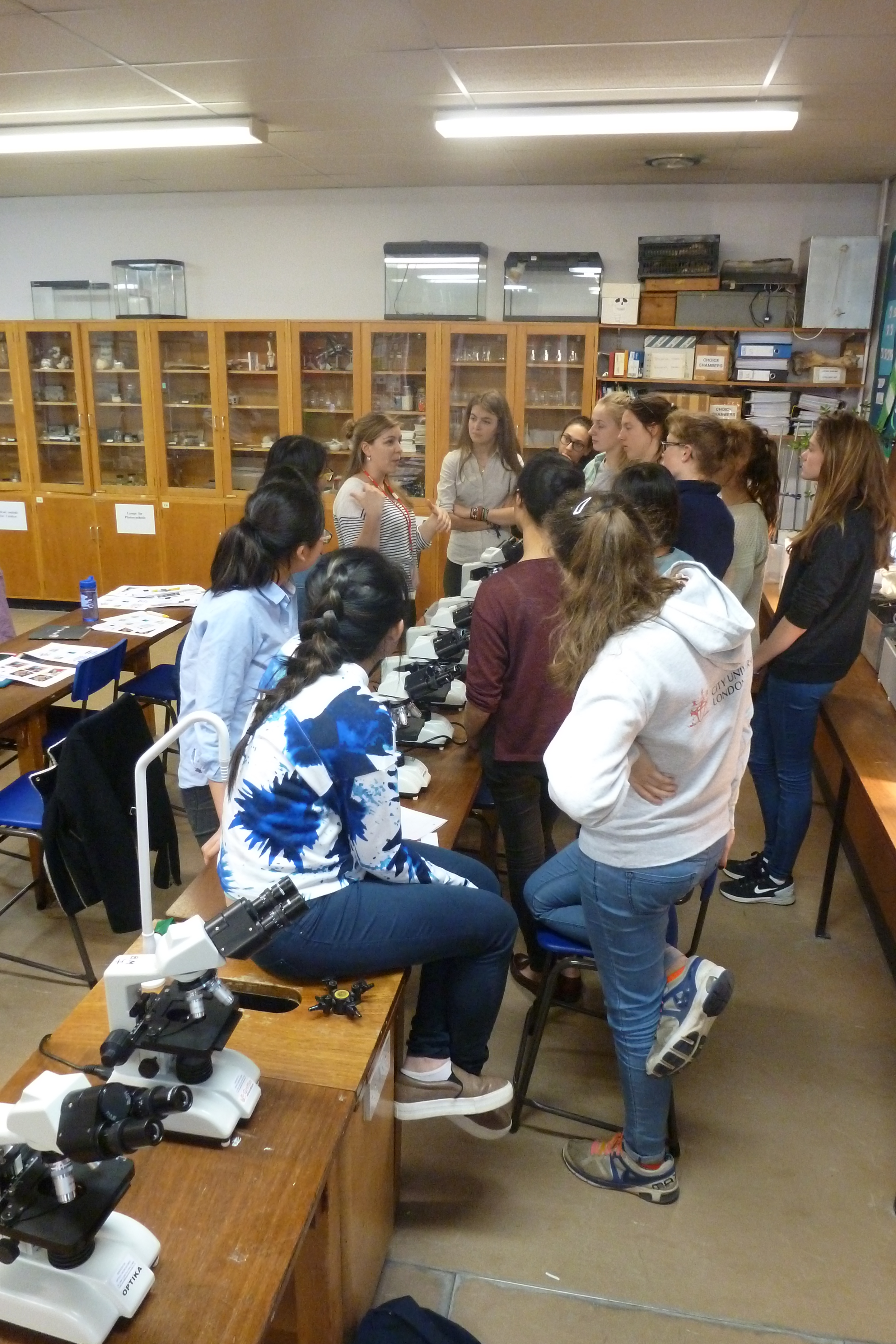 Natalie and the students discuss lab-based neuroscience research.