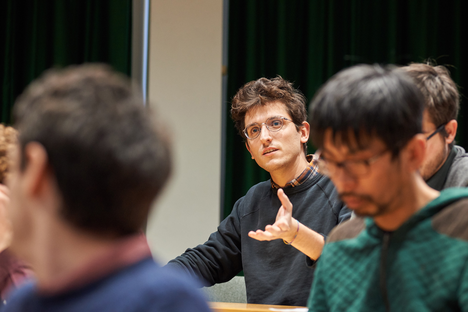 Unit student Giulio Spagnol takes the opportunity to ask some key questions at the winter Science Day 2017.