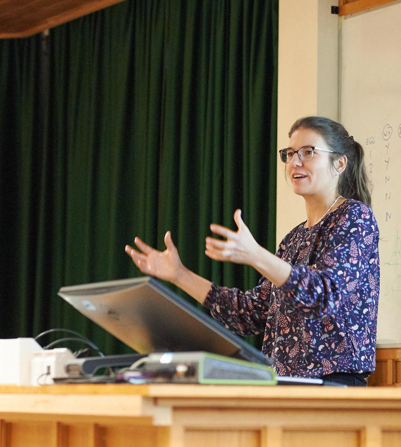 A photo of Catharina Zich presenting her research to Unit colleagues.