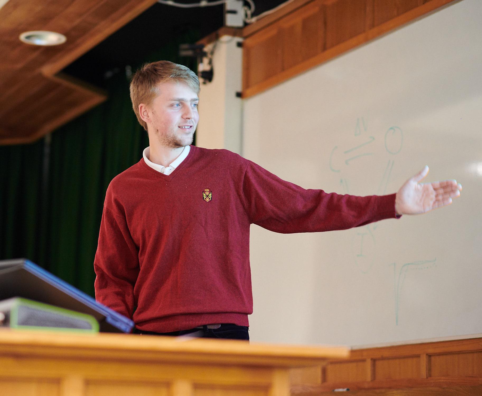 A photo of Gaspard Oliviers presenting his research to Unit colleagues.