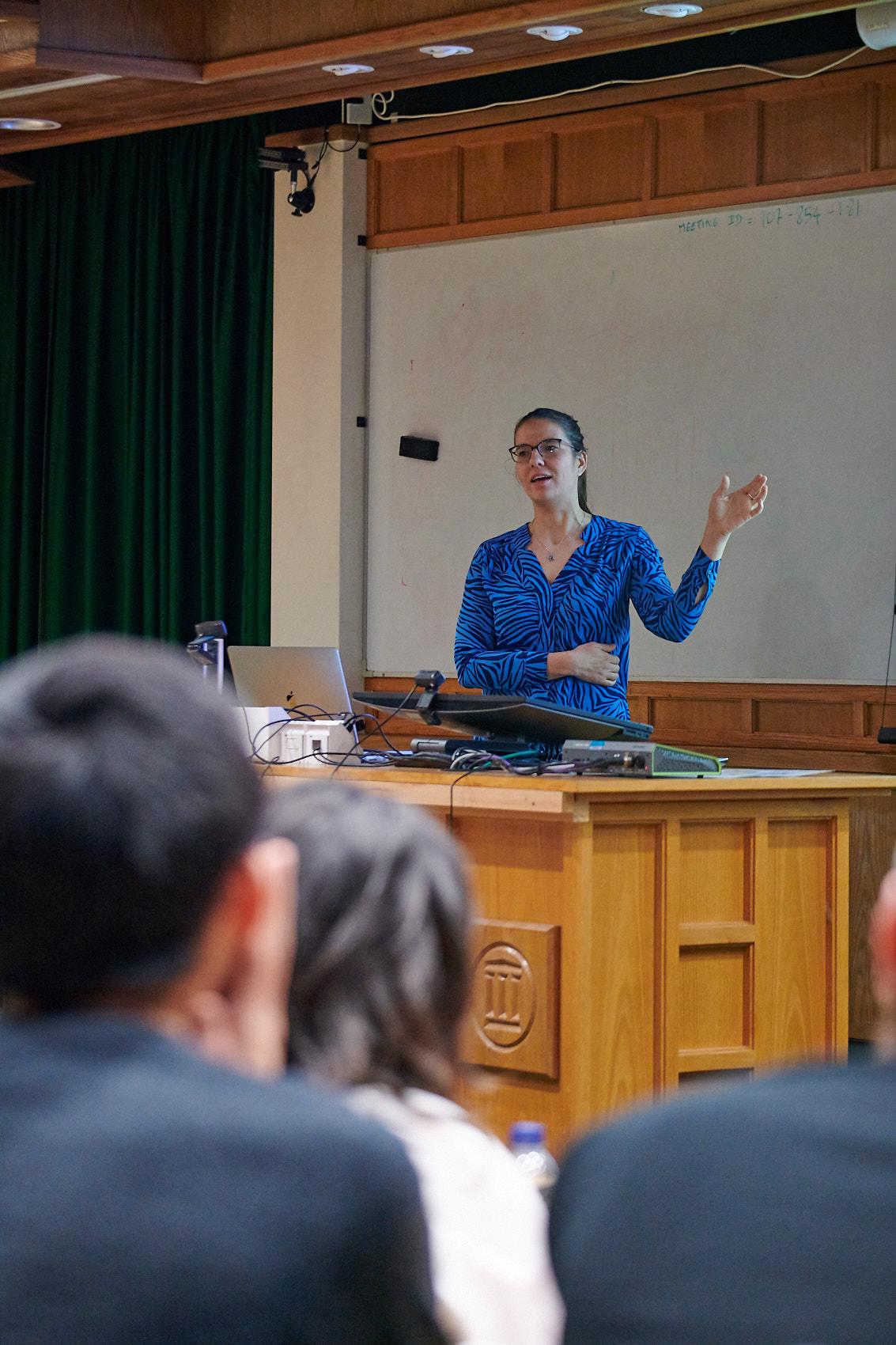 A photo of Catharina Zich presenting research to Unit colleagues at Winter Science Day 2023.