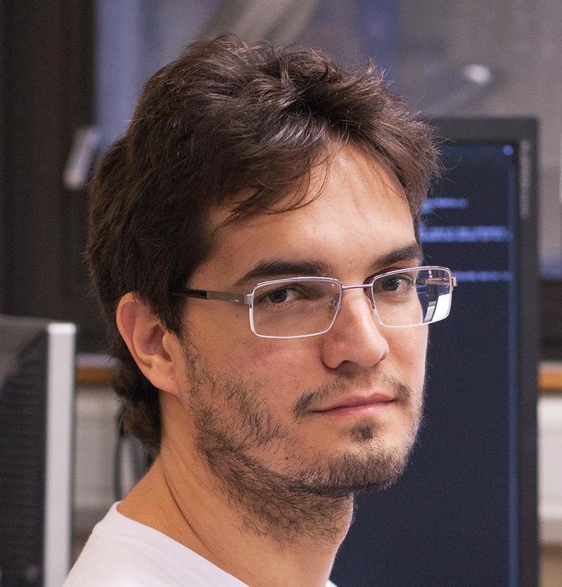 A portrait photo of Dr Vitor Lopes dos Santos 