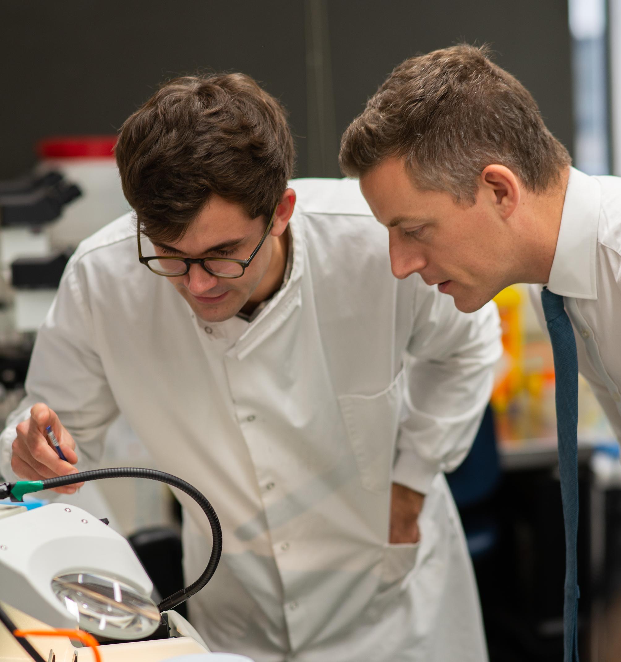 Unit student Luke Bryden introduces Lord O’Shaughnessy to neuroscience at the ‘cutting edge’ (of a vibrating-blade microtome!)